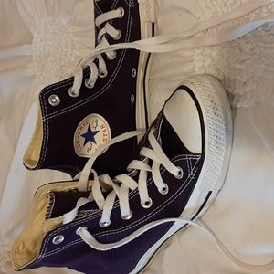 Converse purple